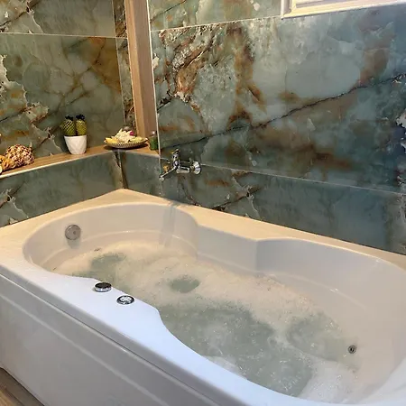 Апартаменты Gjonis House *